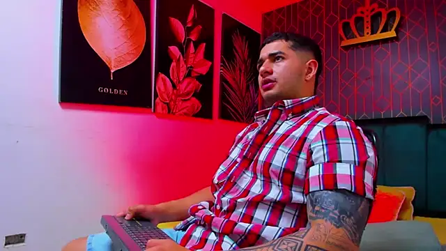 Snapshot of king_falconer chatting on 09.10.25 king falconer online show from 09.10.25