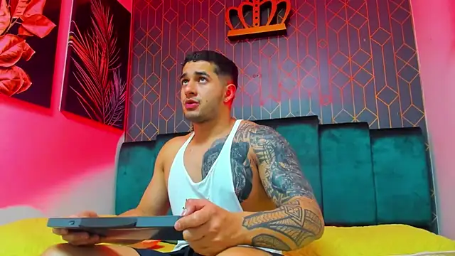 Snapshot of king_falconer chatting on 09.13.25 king falconer online show from 09.13.25