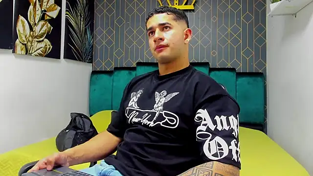 Snapshot of king_falconer chatting on 09.14.25 king falconer online show from 09.14.25