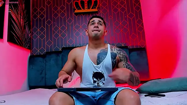 Snapshot of king_falconer chatting on 09.23.25 king falconer online show from 09.23.25