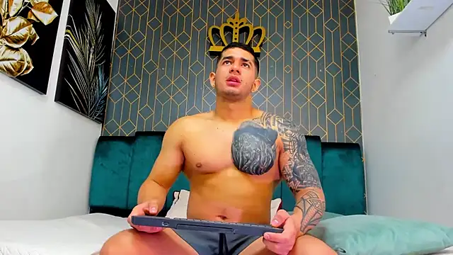 Snapshot of king_falconer chatting on 09.27.25 king falconer online show from 09.27.25