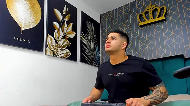 Snapshot of king_falconer chatting on 10.08.25 king falconer online show from 10.08.25