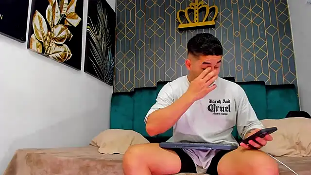 Snapshot of king_falconer chatting on 10.09.25 king falconer online show from 10.09.25