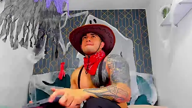 Snapshot of king_falconer chatting on 10.10.25 king falconer online show from 10.10.25