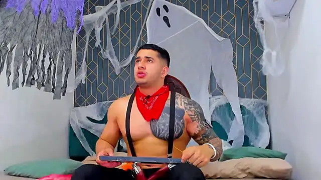 Snapshot of king_falconer chatting on 10.11.25 king falconer online show from 10.11.25