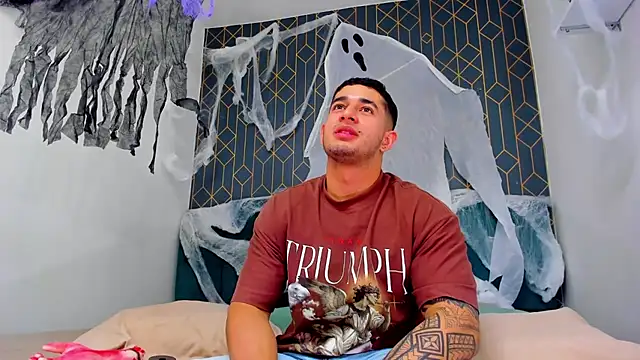 Snapshot of king_falconer chatting on 10.11.25 king falconer online show from 10.11.25