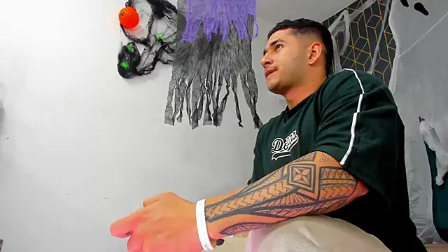 Snapshot of king_falconer chatting on 10.14.25 king falconer online show from 10.14.25