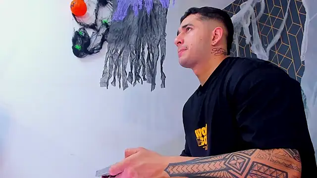 Snapshot of king_falconer chatting on 10.19.25 king falconer online show from 10.19.25