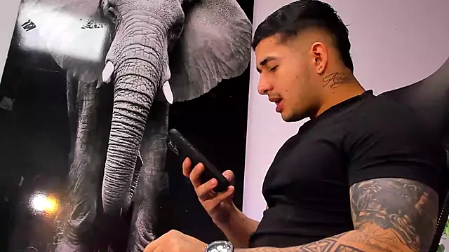 Snapshot of king_falconer chatting on 10.28.25 king falconer online show from 10.28.25