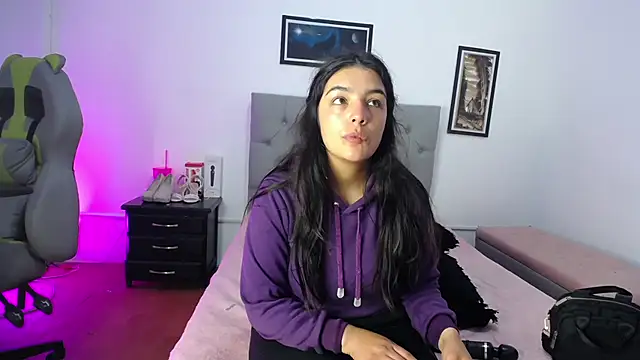 Esmeraldaa- online show from 10.18.25