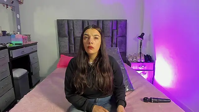 Snapshot of Esmeraldaa- chatting on 01.18.26 Esmeraldaa- online show from 01.18.26