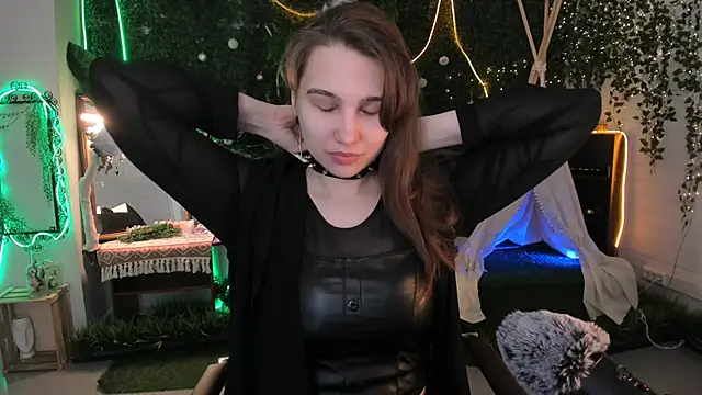 Snapshot of TessaMill chatting on 04.18.26 TessaMill online show from 04.18.26