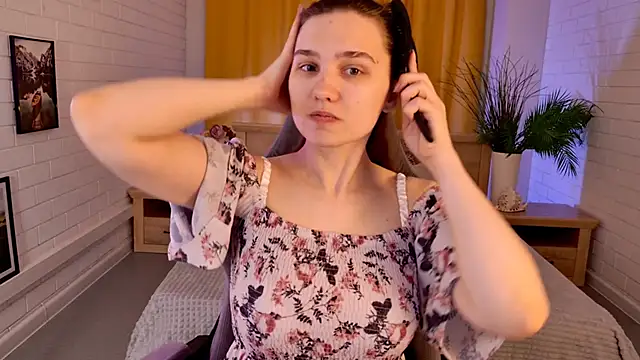 Snapshot of TessaMill chatting on 05.19.26 TessaMill online show from 05.19.26