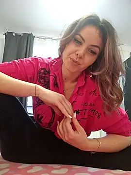 Snapshot of SeductiveMom chatting on 03.19.25 SeductiveMom online show from 03.19.25