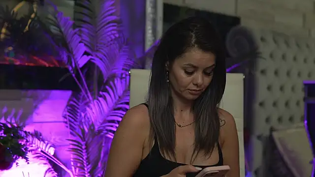 Snapshot of SeductiveMom chatting on 09.09.25 SeductiveMom online show from 09.09.25