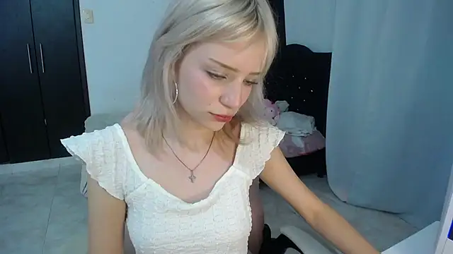 Snapshot of Elizabeth_rose02 chatting on 02.04.26 Elizabeth rose02 online show from 02.04.26