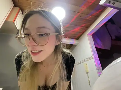Snapshot of ReenKitty chatting on 04.19.26 ReenKitty online show from 04.19.26