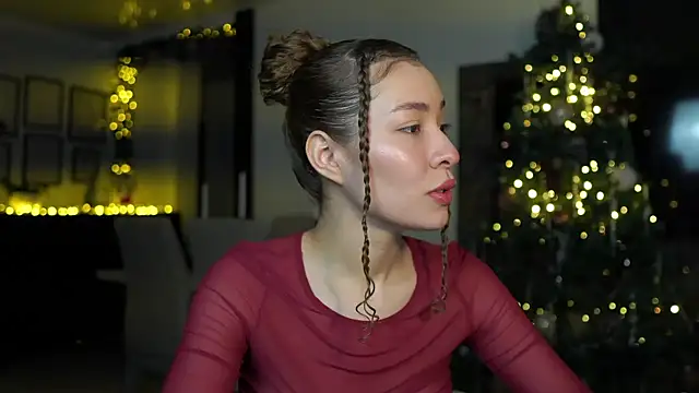 Snapshot of isabella-garcia- chatting on 12.20.25 isabella-garcia- online show from 12.20.25