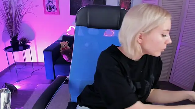 AuroraWrenfield online show from 12.18.25