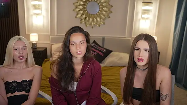 Snapshot of Goldie_Flame chatting on 09.24.25 Goldie Flame online show from 09.24.25