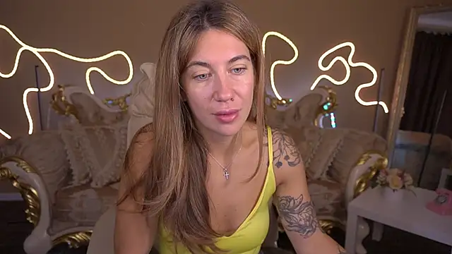 Snapshot of KateShanny chatting on 10.04.25 KateShanny online show from 10.04.25