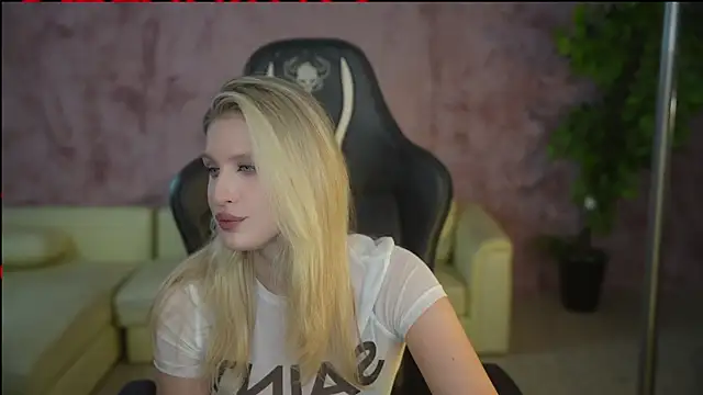 Snapshot of Scarlett_Sweet054 chatting on 11.24.25 Scarlett Sweet054 online show from 11.24.25