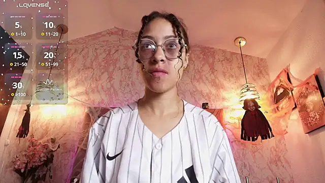 Hanna Cornee  online show from 10.28.25