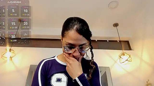 Hanna Cornee  online show from 11.19.25