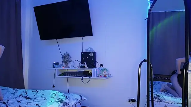 Snapshot of Candy_Flosse chatting on 10.24.25 Candy Flosse online show from 10.24.25