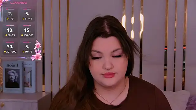 Snapshot of EmilyHyde chatting on 04.18.26 EmilyHyde online show from 04.18.26