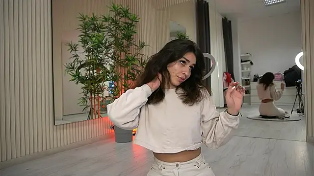 Snapshot of EmmaBlanco chatting on 10.21.25 EmmaBlanco online show from 10.21.25