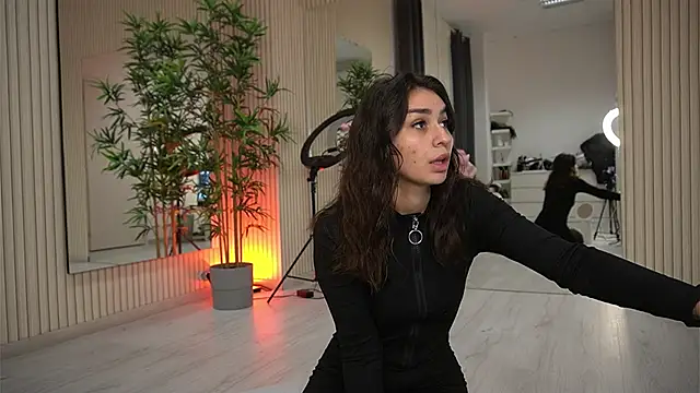 Snapshot of EmmaBlanco chatting on 10.23.25 EmmaBlanco online show from 10.23.25