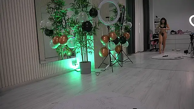 Snapshot of EmmaBlanco chatting on 11.06.25 EmmaBlanco online show from 11.06.25