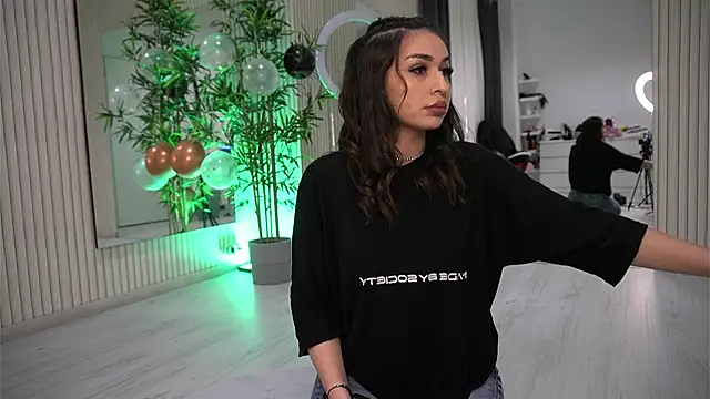 Snapshot of EmmaBlanco chatting on 11.08.25 EmmaBlanco online show from 11.08.25