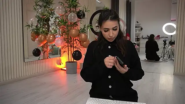 Snapshot of EmmaBlanco chatting on 11.14.25 EmmaBlanco online show from 11.14.25