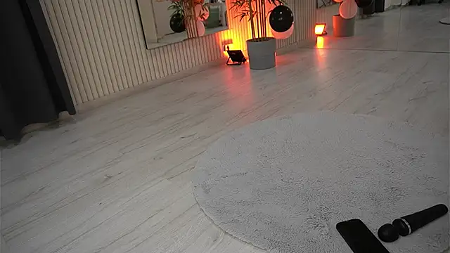 Snapshot of EmmaBlanco chatting on 11.21.25 EmmaBlanco online show from 11.21.25