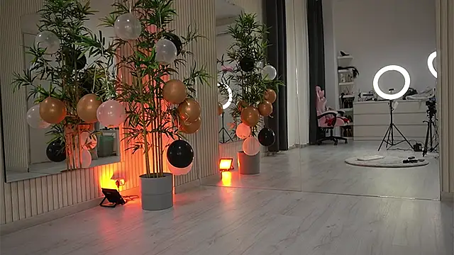 Snapshot of EmmaBlanco chatting on 11.24.25 EmmaBlanco online show from 11.24.25