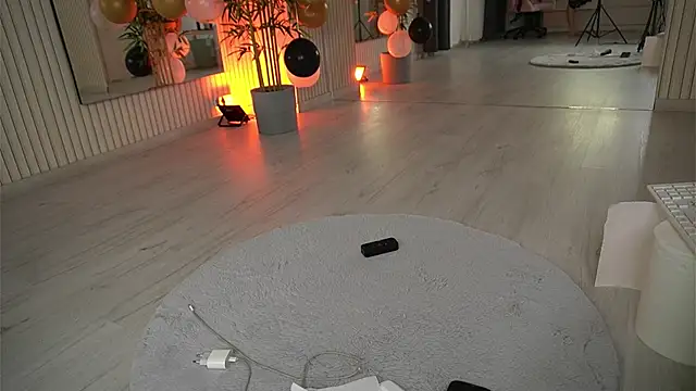 Snapshot of EmmaBlanco chatting on 11.25.25 EmmaBlanco online show from 11.25.25