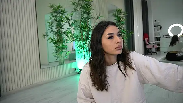 Snapshot of EmmaBlanco chatting on 12.02.25 EmmaBlanco online show from 12.02.25