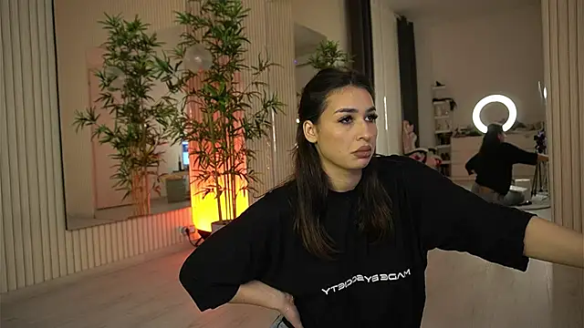 Snapshot of EmmaBlanco chatting on 12.04.25 EmmaBlanco online show from 12.04.25