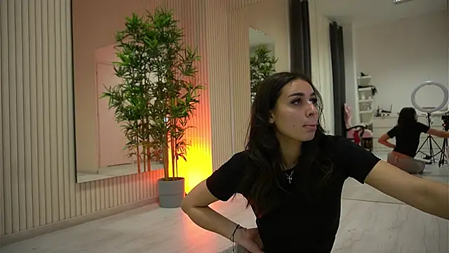 Snapshot of EmmaBlanco chatting on 12.21.25 EmmaBlanco online show from 12.21.25