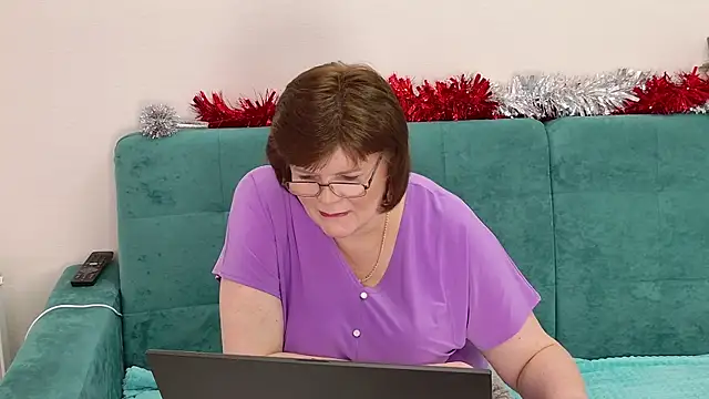 Snapshot of Sandra_Sunrise chatting on 12.21.25 Sandra Sunrise online show from 12.21.25