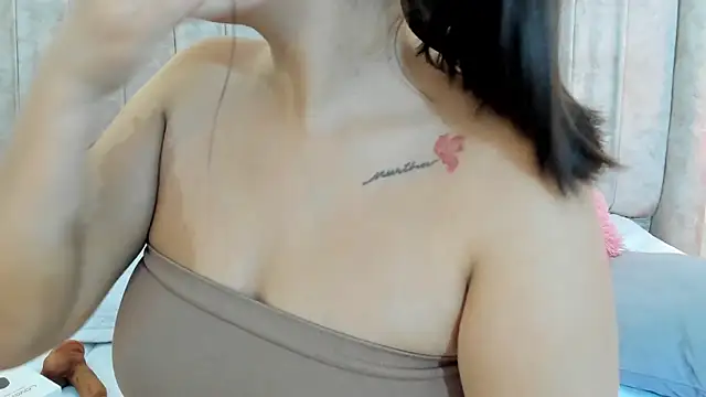 Snapshot of thamiina_ chatting on 02.23.26 thamiina online show from 02.23.26