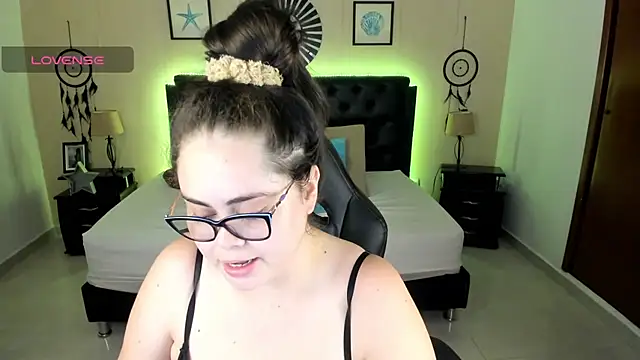 Snapshot of LolaVillalobos chatting on 06.22.26 LolaVillalobos online show from 06.22.26