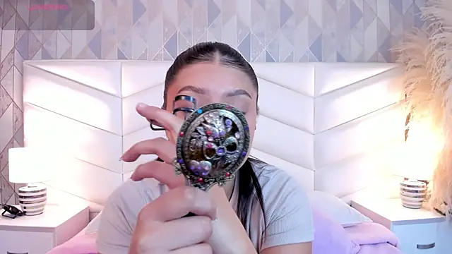 Snapshot of victoria___jonnes chatting on 11.17.25 victoria jonnes online show from 11.17.25