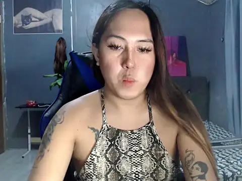 Snapshot of urtranspinay chatting on 11.20.25 urtranspinay online show from 11.20.25