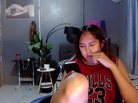 Snapshot of urtranspinay chatting on 11.28.25 urtranspinay online show from 11.28.25