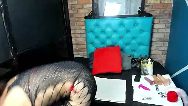 Mia Holly   online show from 09.24.25