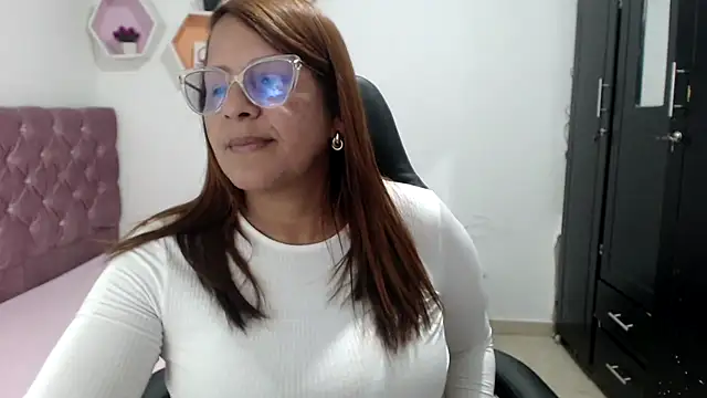 Snapshot of cristydirtyhot chatting on 11.30.25 cristydirtyhot online show from 11.30.25