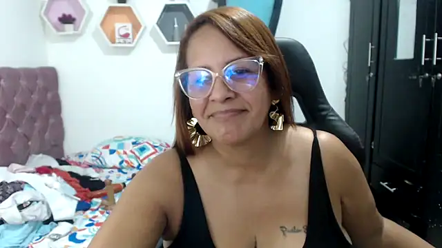 Snapshot of cristydirtyhot chatting on 12.16.25 cristydirtyhot online show from 12.16.25